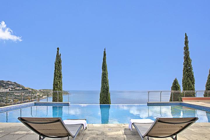 Appartement de vacances pour 4 personnes, avec piscine ainsi que terrasse et vue sur l’océan