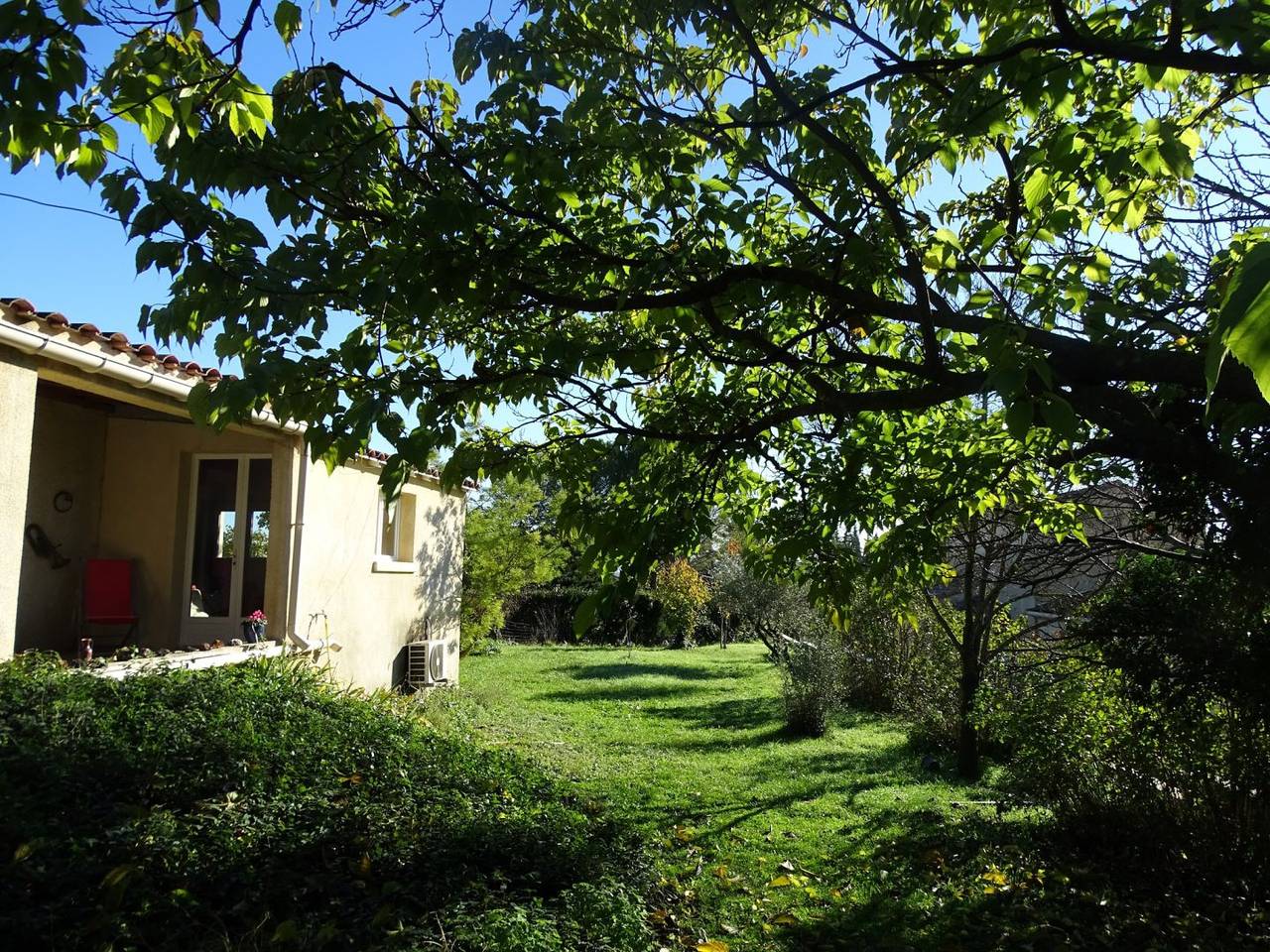 Chambre avec vue sur la montagne, piscine et parking, à proximité du centre-ville et de la rivière in Saint-Ambroix, Parc national des Cévennes