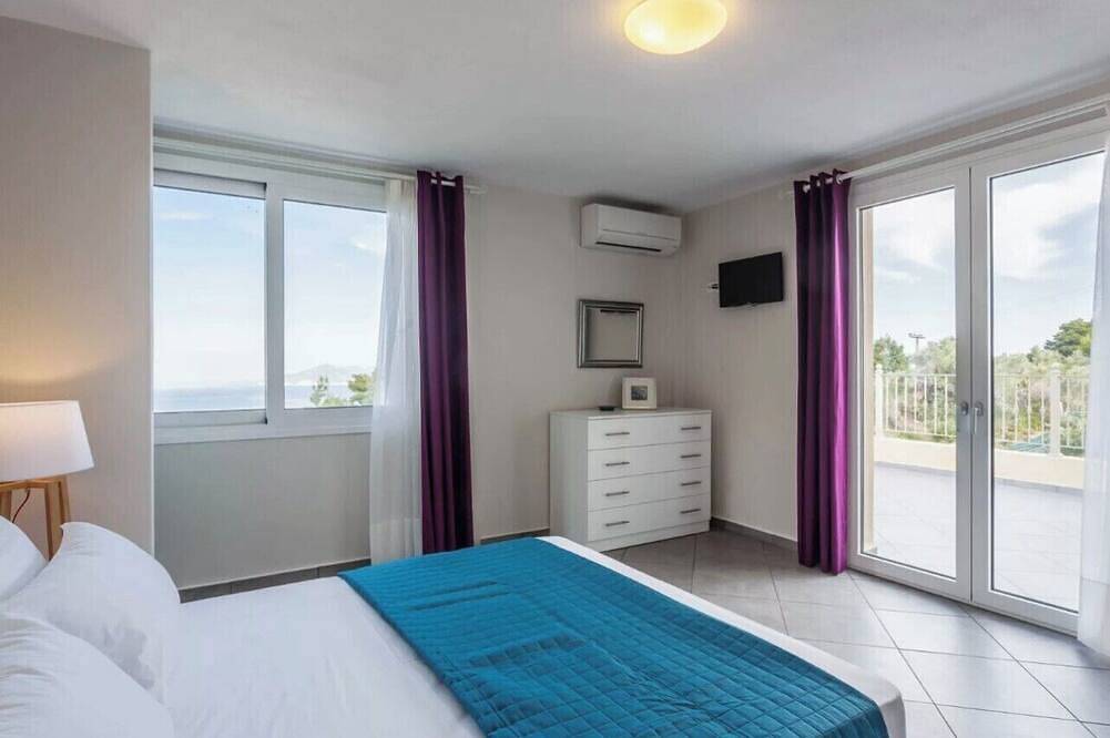 Aegean Breeze Skiathos, a spacious villa with pool and magnificent sea view in Sporaden