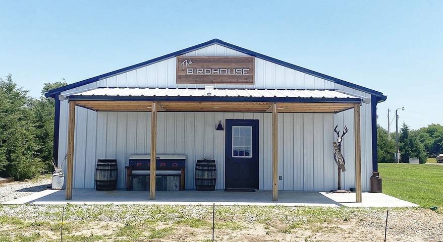 Vacation house for 22 people, with yard in Kansas