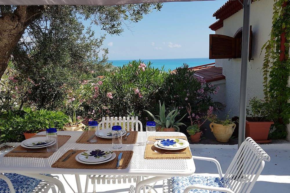 Appartamento intero, Villa Anna- Mansarda vista mare con terrazza, a pochi minuti dalla spiaggia in Marina di Fuscaldo, Fuscaldo