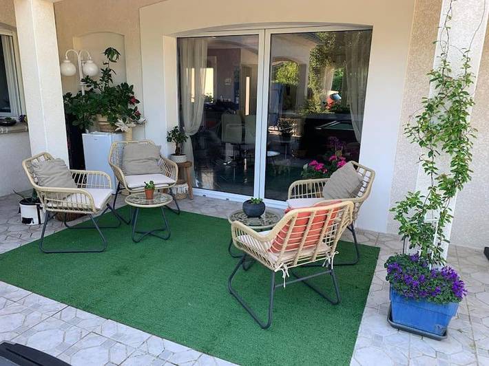 Ferienhaus für 6 Personen, mit Whirlpool und Terrasse sowie Garten