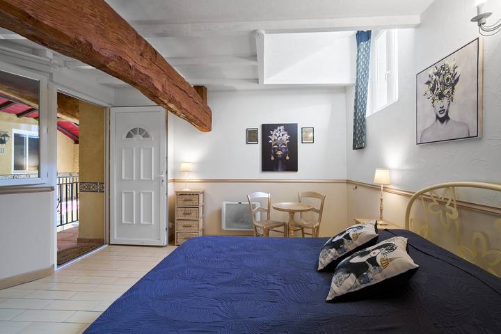 Elegant Périgord: 'Le Pré Fleuri' Guest Room with Pool in the Heart of Ribéracois in Saint-Sulpice-de-Roumagnac, Périgord Vert