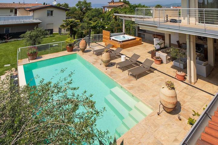 Vakantiehuis voor 8 personen, with terras and whirlpool as well as balkon/terras - 1