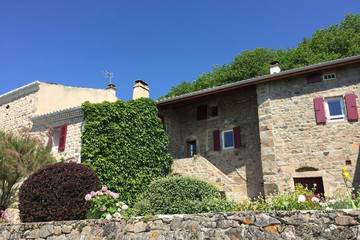Gîte pour 4 personnes, avec jardin à Véranne