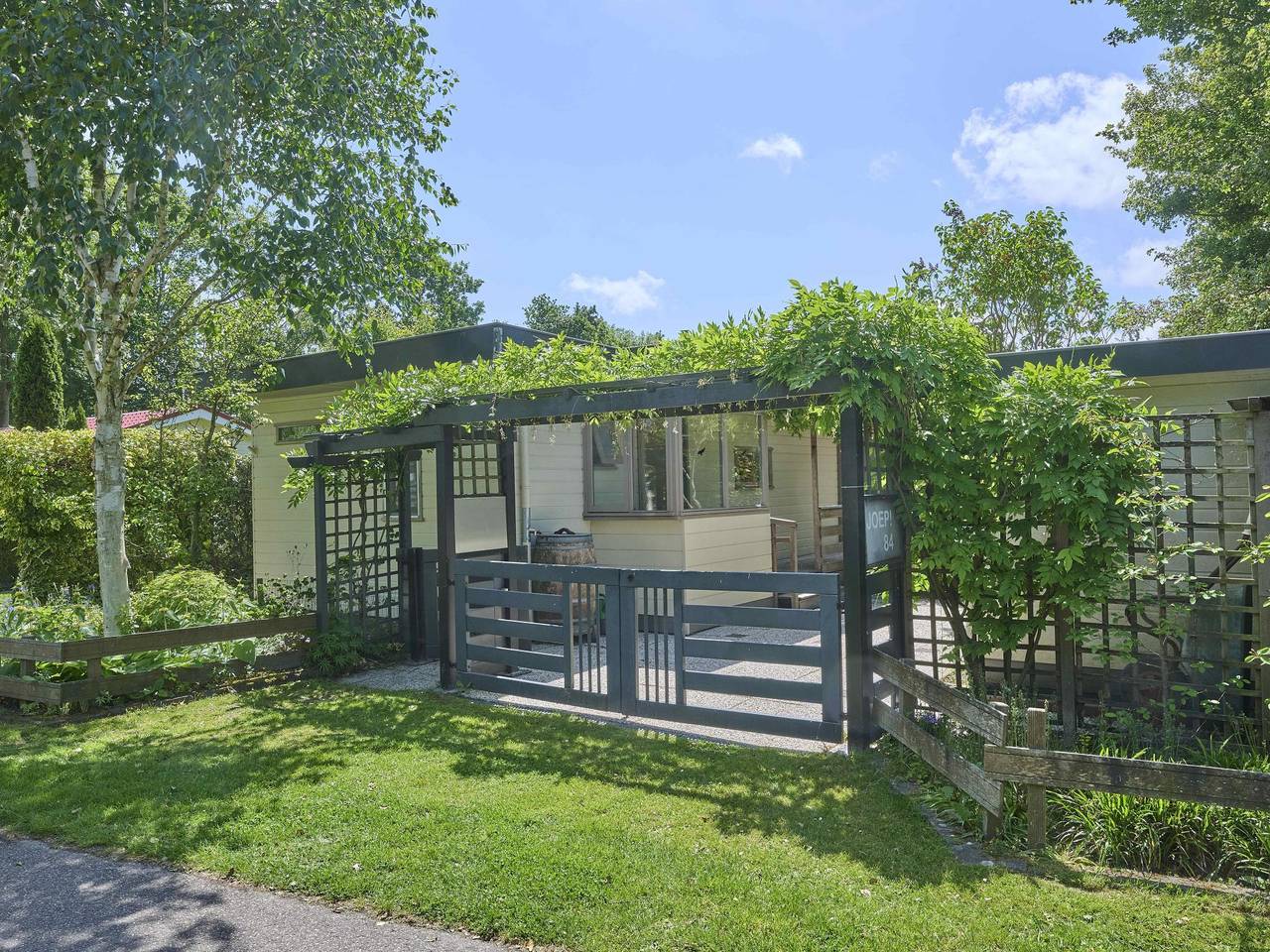 Ferienhaus mit großem Garten in Strandnähe
 in Goedereede, Goeree-Overflakkee