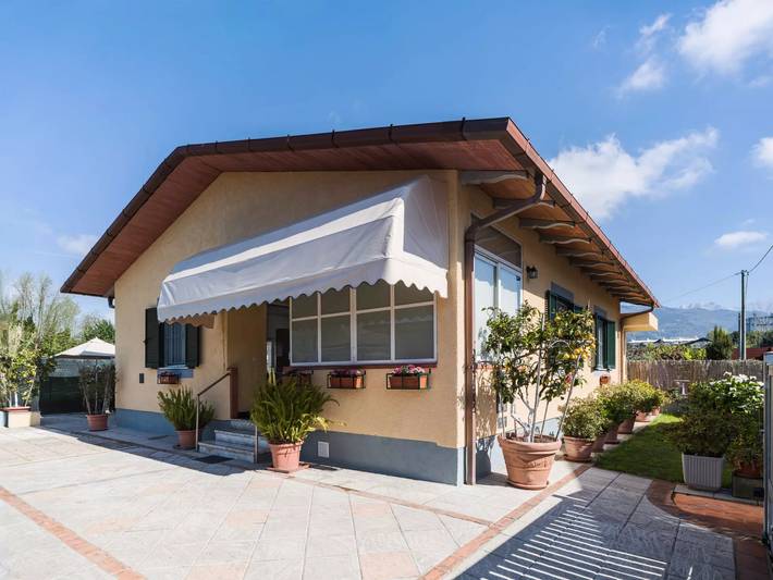 Villa für 4 Personen, mit Garten in Massa
