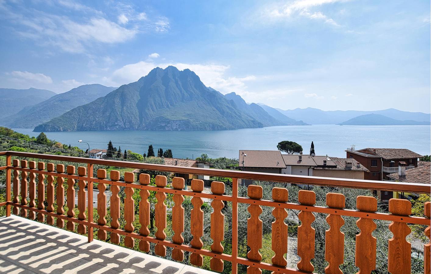 Ganze Ferienwohnung, Schönes 90qm Apartment mit Garage, Terrasse & WiFi, 800m vom Iseo See in Riva di Solto, Gemeinde Riva di Solto