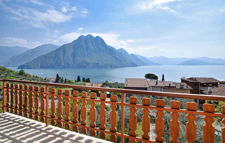 Appartamento intero, Grazioso appartamento di 90mq con garage, terrazza e WiFi, a 800m dal lago d'Iseo in Riva di Solto, Comune di Riva di Solto