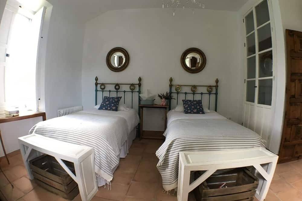 Casa de campo exclusiva. Amplio jardín y piscina. Cerca del pueblo. in Constantina, Sierra Morena