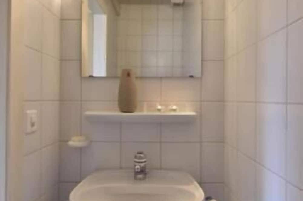 Chalet confortable pour 4 personnes : Living - 1 chambre avec lit double (1.60 x 2.00m) - 1 chambre in Grimentz, Anniviers