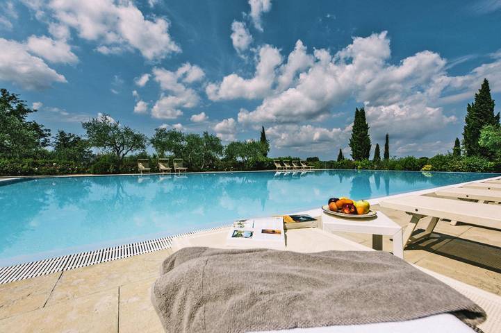 Agriturismo per 5 persone, con piscina e giardino nonché terrazza, con animali domestici in Pisa e dintorni
