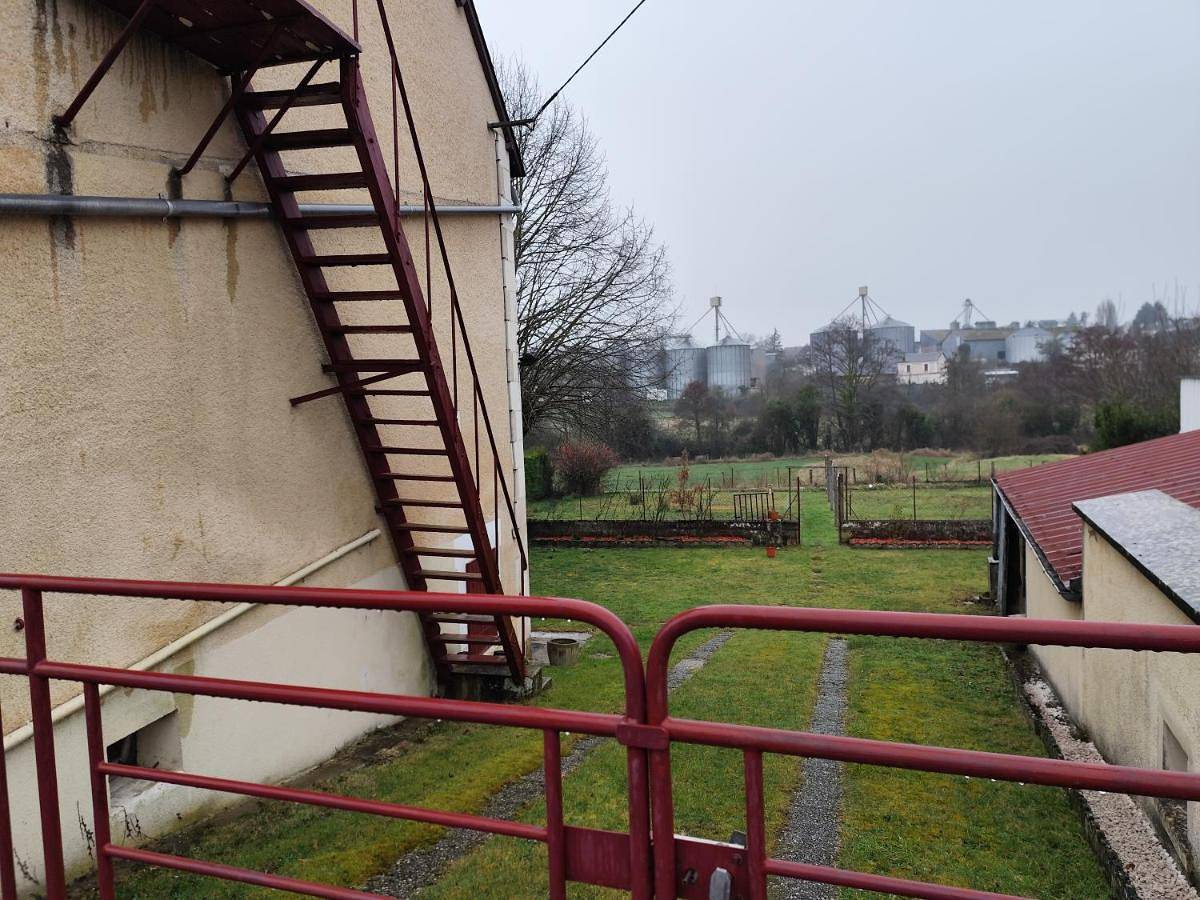 Maison à 3 chambres, rustique, fraîche, entretenue, 15' zoo beauval commerces pharmacie route médiane in Luçay-le-Mâle, Vallée de la Loire