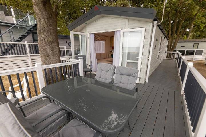 Cottage for 4 people, with Terrace and Pool in Mudeford