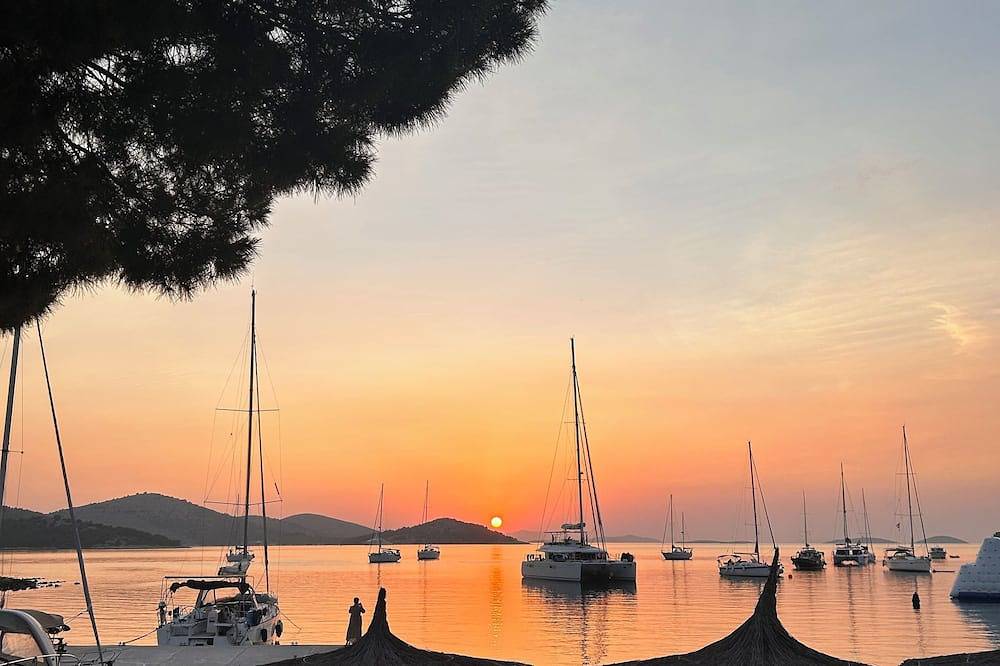 Appartamento intero, Beach House Sofia - Resort & Tavern Bain, Free Transport, Pool, Island of Žut in Kornati, Isole della Dalmazia