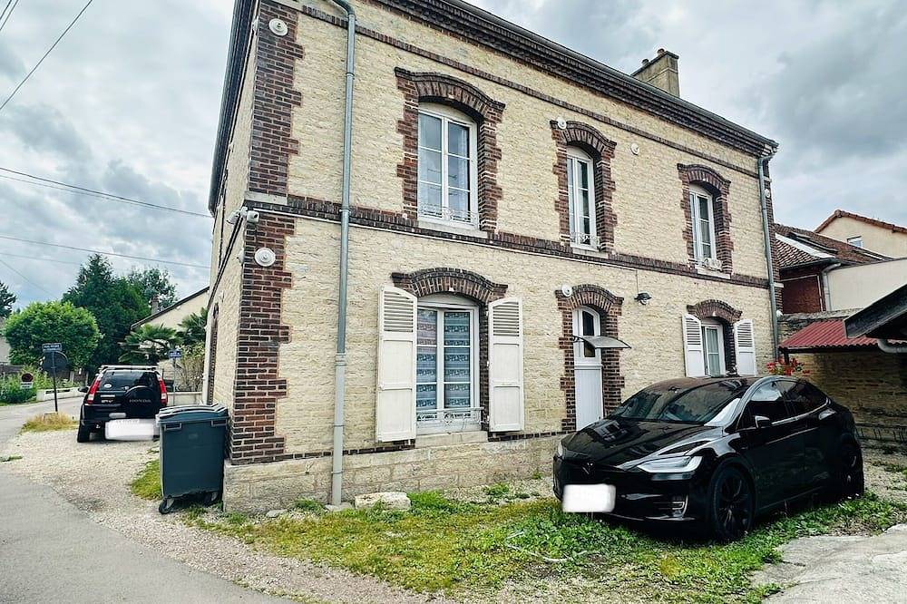 Entire apartment, Quiet Studio 12 with Wifi and Parking in Troyes in Troyes, Aube