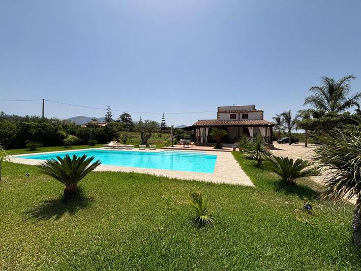 Villa per 8 persone, con giardino e piscina nonché piscina per bambini e panorama in Partinico
