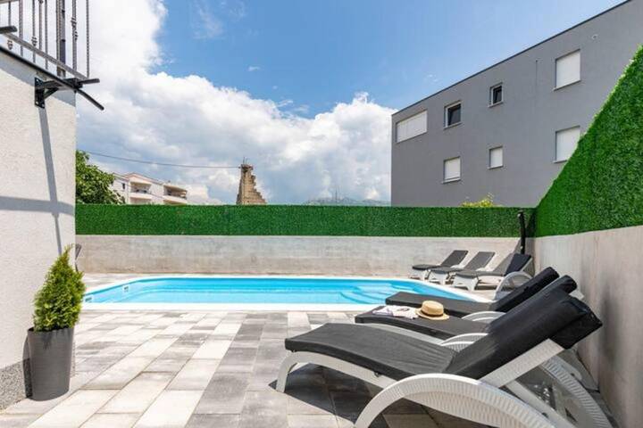 Ferienhaus für 9 Personen, mit Garten und Whirlpool sowie Pool und Sauna in Split - 4