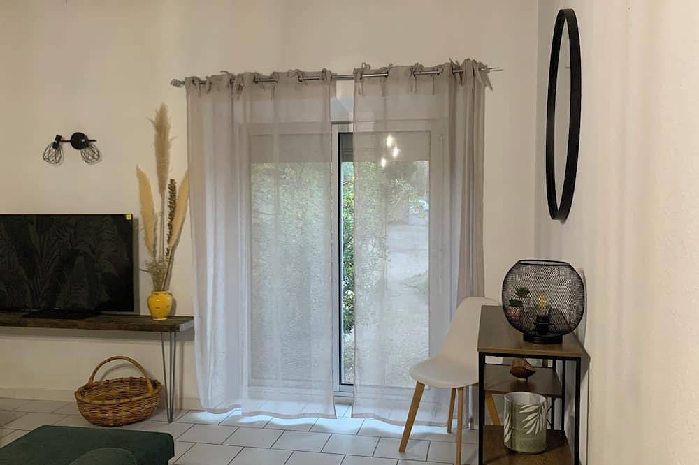 Entire apartment, Charming ground-floor gite in the Coeur de Provence region in Entraigues-sur-la-Sorgue, Vaucluse