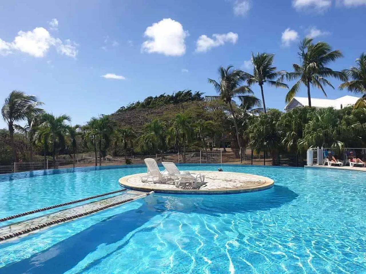 Studio entier, Studio charmant à Saint-François, 42 m² avec piscine partagée. in Saint-François, Guadeloupe