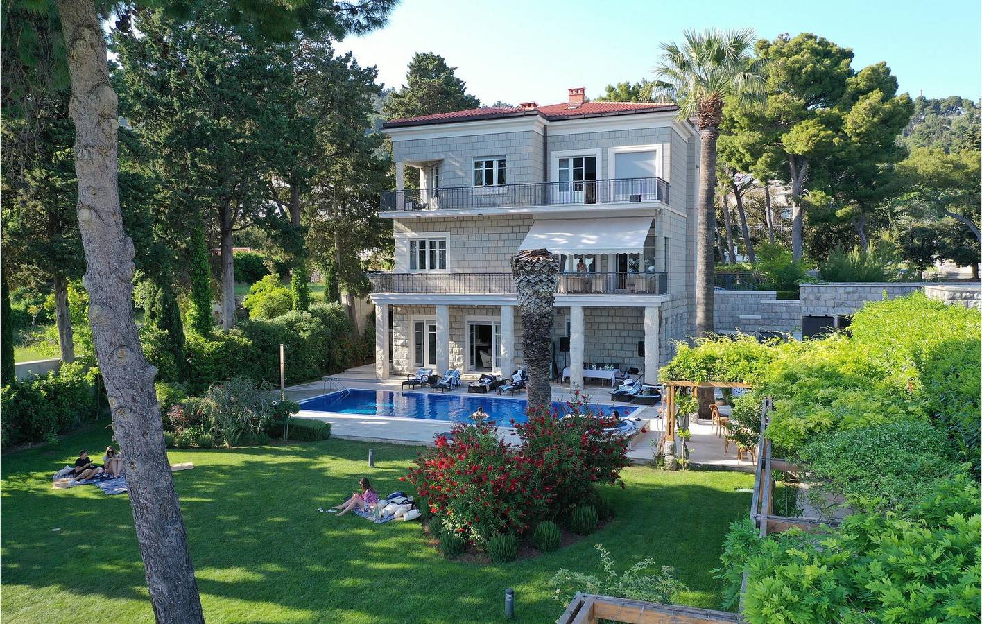 Gemütliches 1-Zimmer-Apartment am Strand mit Meerblick, Pool und Terrasse in Split, Split-Dalmatien