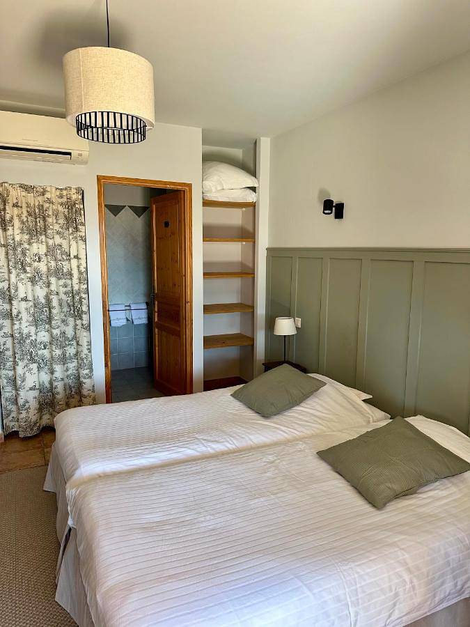 Location de vacances pour 2 personnes, avec piscine ainsi que jardin et vue à Propiac - 3