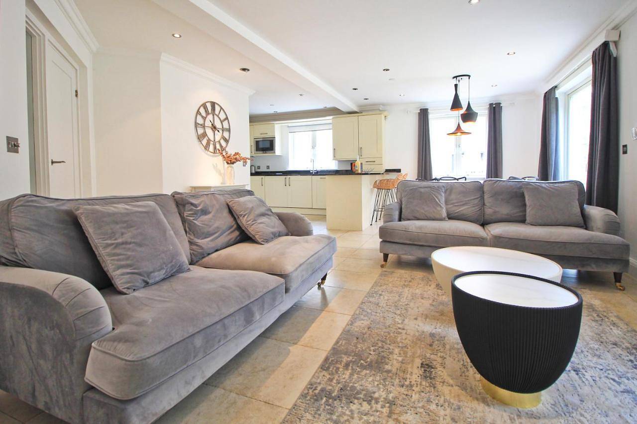 Entire apartment, Close To Beach, dogs welcome, private garden in Constantine Bay, Cornwall
