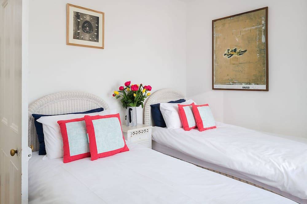 Fantastic Family Beach House, superb sea views & a stone's throw from the beach! in Trevone, Cornwall
