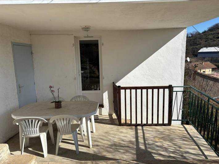 Gîte pour 3 personnes, avec Balcon et Terrasse ainsi que Jardin et Vue à Saint-Rome-de-Cernon