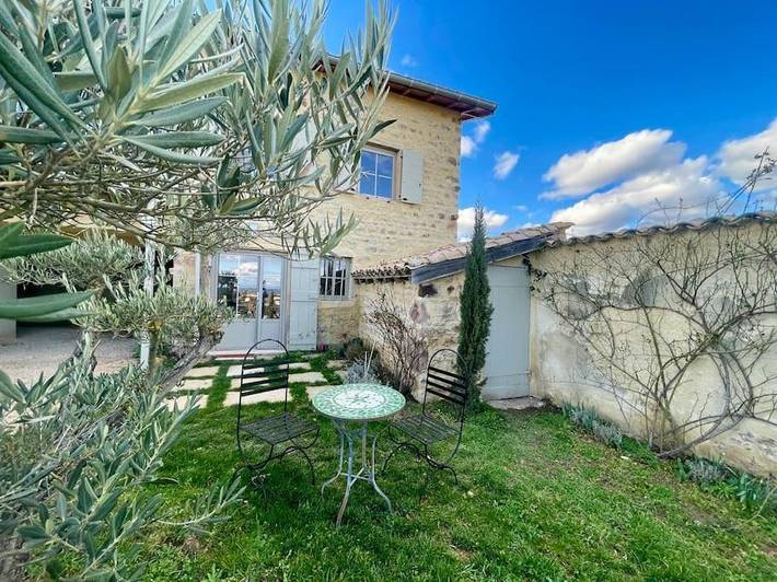 Gîte pour 2 personnes, avec sauna et jardin ainsi que terrasse et jacuzzi à Saint-Amour-Bellevue