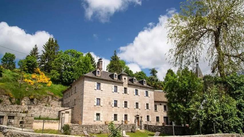 Gîte pour 11 personnes, avec Terrasse et Jardin ainsi que Piscine et Sauna à Saint-Amans