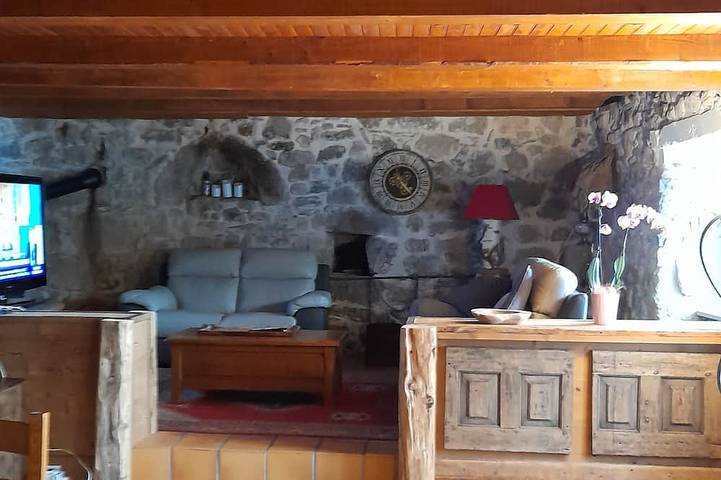 Maison auvergnate de 1802 in Saint-Donat, Parc naturel régional des Volcans d'Auvergne