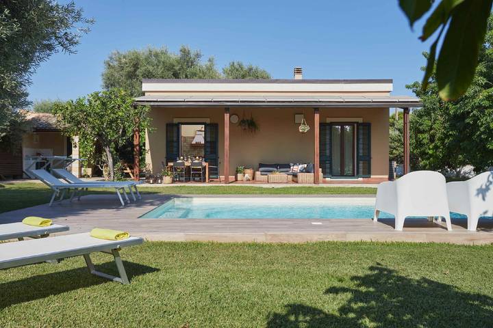 Villa per 6 persone, con piscina e giardino nonché terrazza a Lido di Noto
