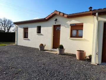 Gîte pour 4 personnes, avec vue et terrasse à Montmorillon