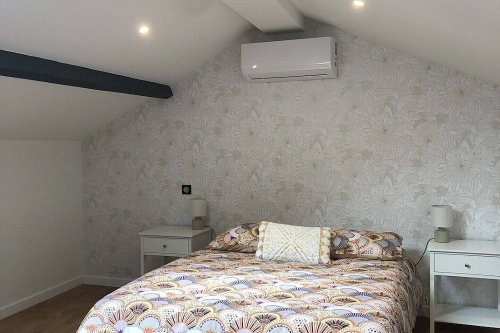 House on the banks of the Canal du Midi in Agen, Agen region