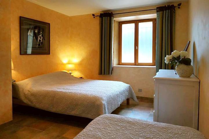 Location de vacances pour 7 personnes, avec jardin ainsi que terrasse et piscine à Fajoles - 3