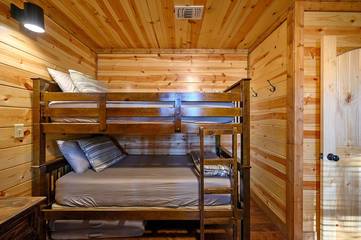 Log Cabin for 12 Guests in Hochatown, Broken Bow Lake, Picture 3
