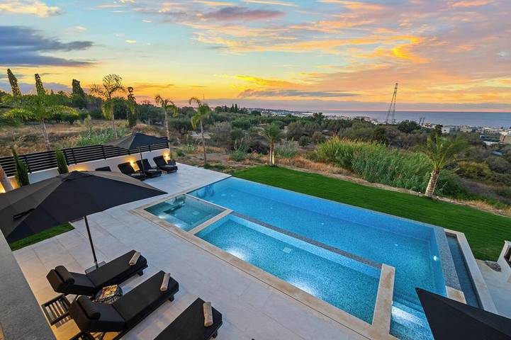 Villa for 16 people, with hot tub and pool as well as garden and balcony, with pets in Koutouloufari