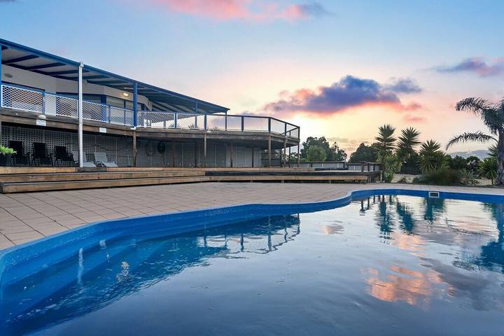 Holiday home for 18 people, with garden and hot tub in Kangaroo Island