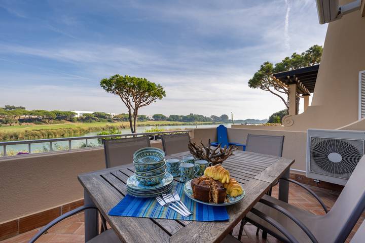 Apartment for 4 people, with Balcony and Children pool as well as Lake view in Quinta do Lago