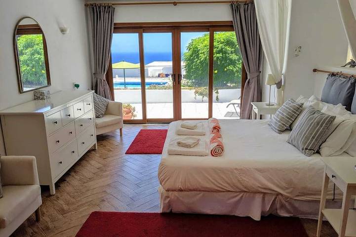 Delightful child friendly 3 bed villa with fabulous sea views ,hot tub & air con in Guime, San Bartolomé