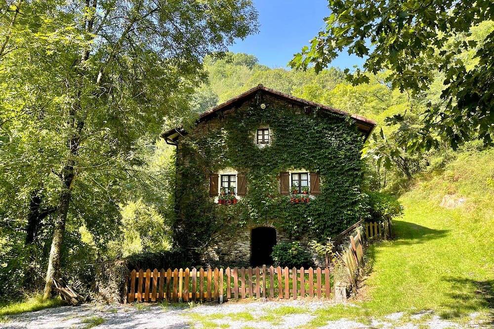 Casa Rural Garata: Traditional House with Mountain Views, Private Terrace and Wi-Fi in Arantza, Spanish Pyrenees