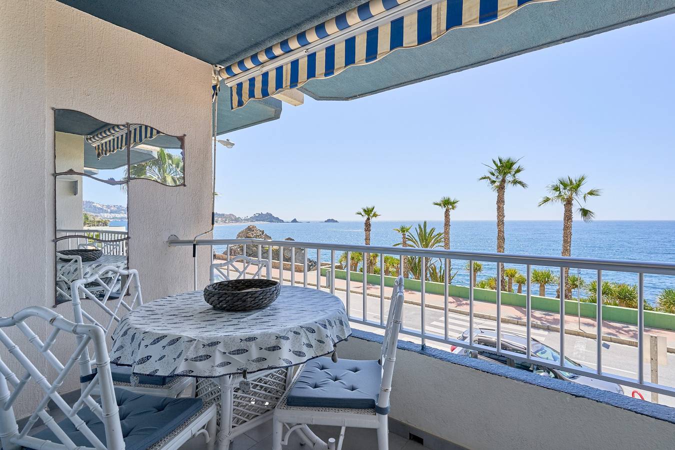 Entire apartment, Apartment 'Brisa Marina' with Sea View, Shared Pool and Wi-Fi in Almuñecar, Costa Tropical