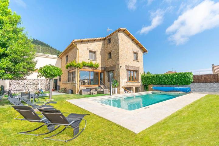 Casa rural con piscina para 12 personas, con vistas además de jardín y piscina en Navarra