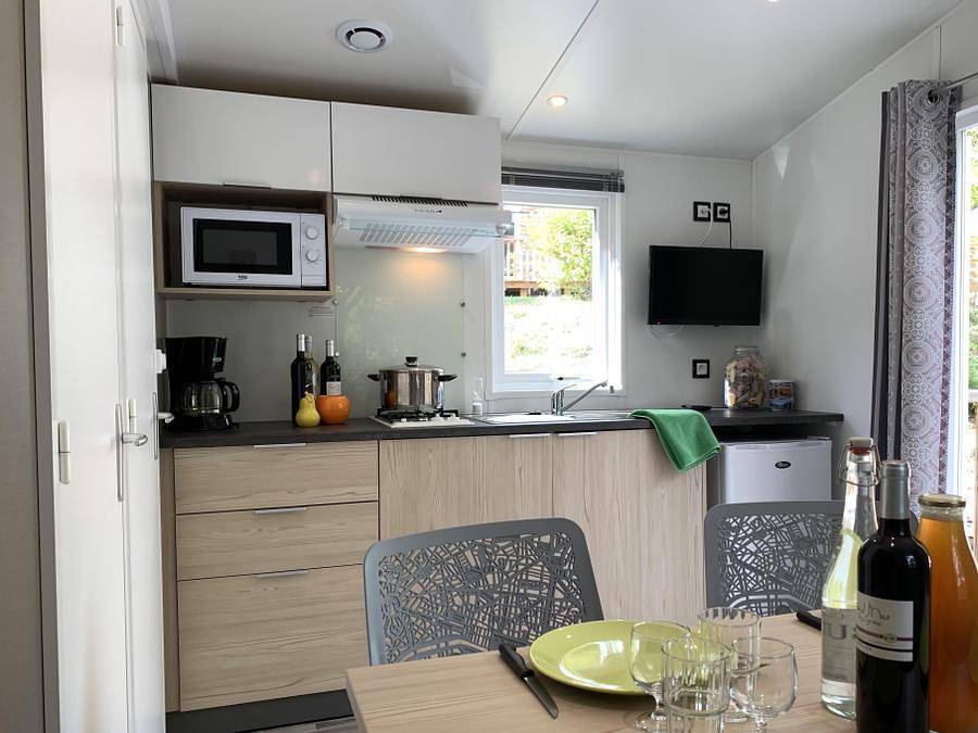 Camping Le Mas des Sédariès - Mobilheim 2 personen - Tiny house Chalet 1 Schlafzimmer und eine Schlafcouch im Wohnzimmer, 4 Personen in Villefort, Cevennen