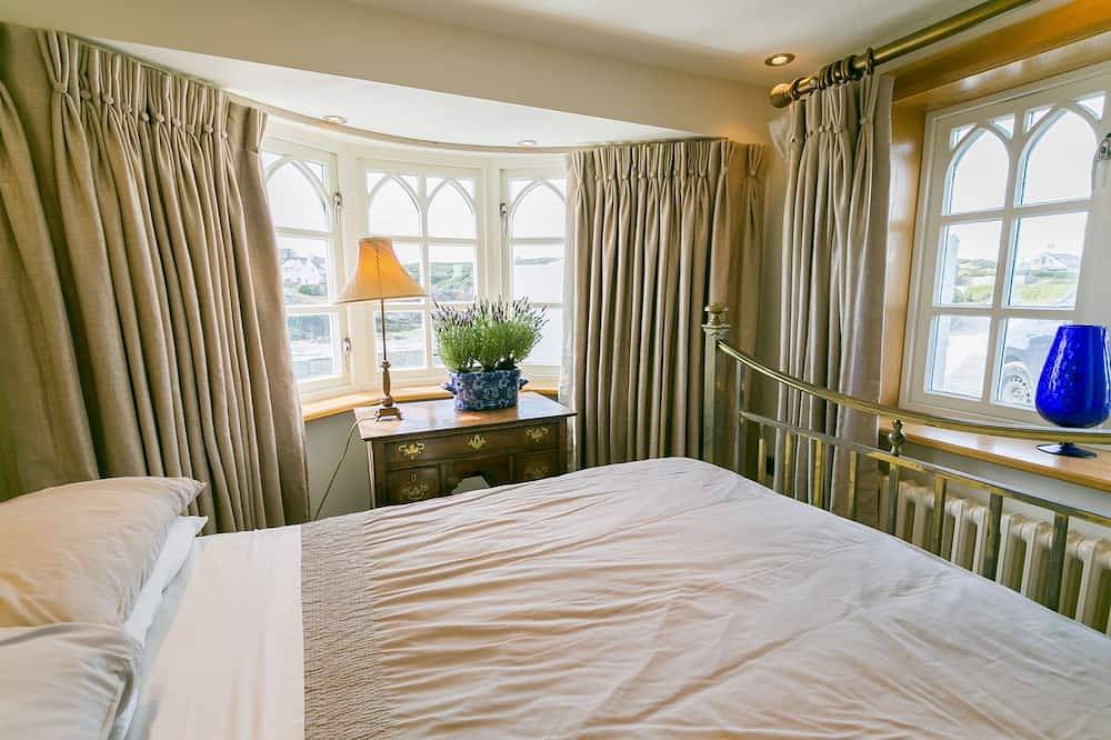 Pen y Graig -  an on the beach that sleeps 10 guests  in 5 bedrooms in Rhoscolyn, Isle of Anglesey