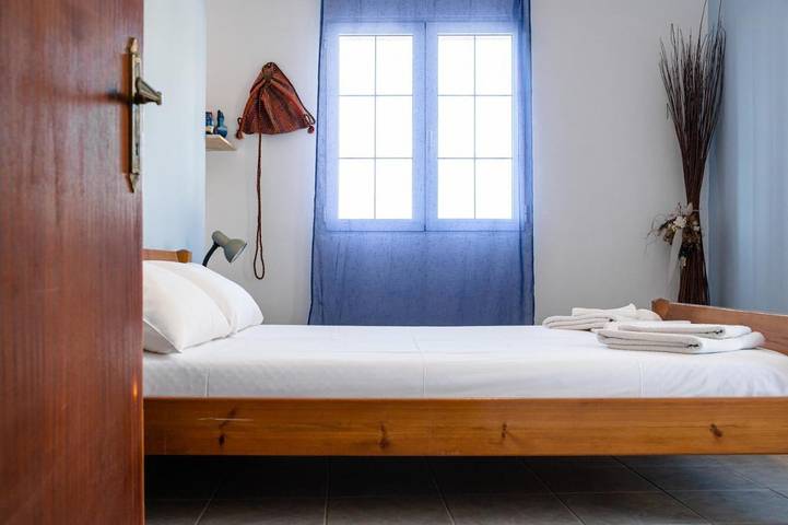 Gîte pour 3 personnes, avec Balcon et Terrasse ainsi que Jardin et Vue dans Keratokambos - 4