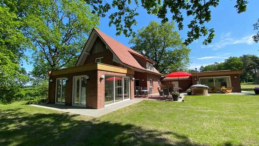 Ferienhaus für 11 Personen, mit Terrasse und Sauna sowie Garten in Emsbüren