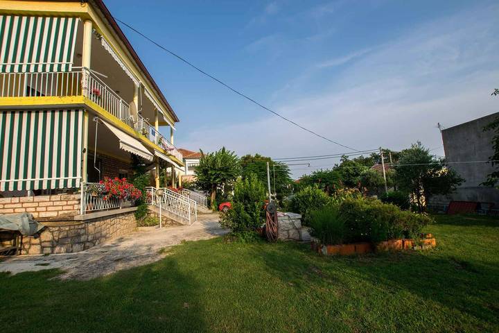 Ganze Ferienwohnung, Ferienwohnung mit Klimaanlage und Balkon in Starigrad Paklenica, Starigrad