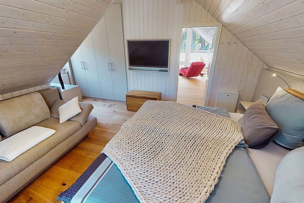 Kinderfreundliches Strandhaus Rügenperle 261 in Baabe. Einladende Terrasse mit Strandkorb, Holzgarnitur & Sonnenschirm. Wohltuende Entspannung in der Sauna. Gemütlicher Kamin für kältere Tage in Strand Baabe, Baabe